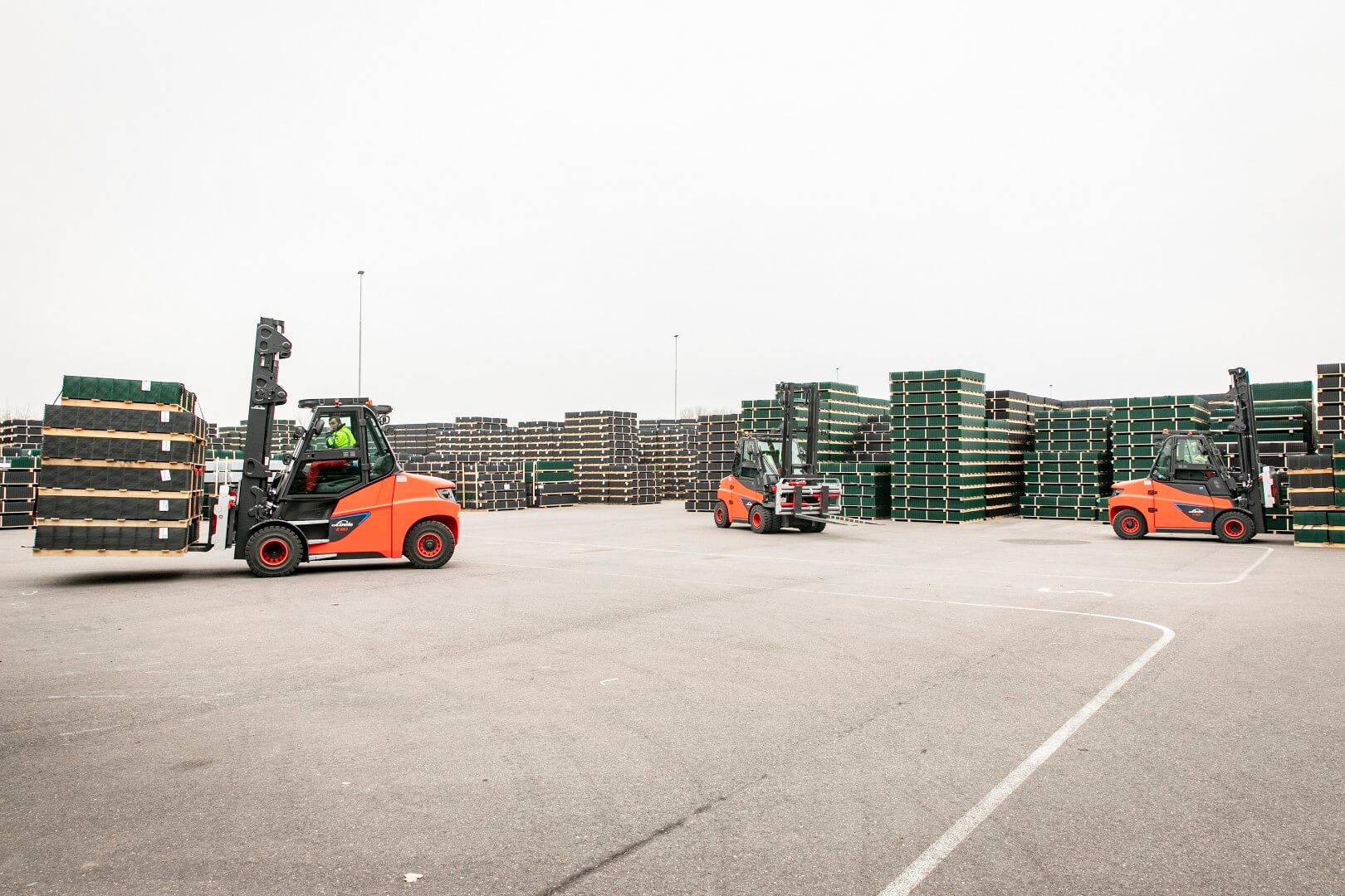 3 Linde heftrucks op buitenterrein