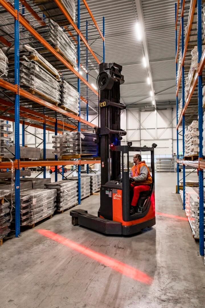 Linde reachtruck met Red Warning Stripes