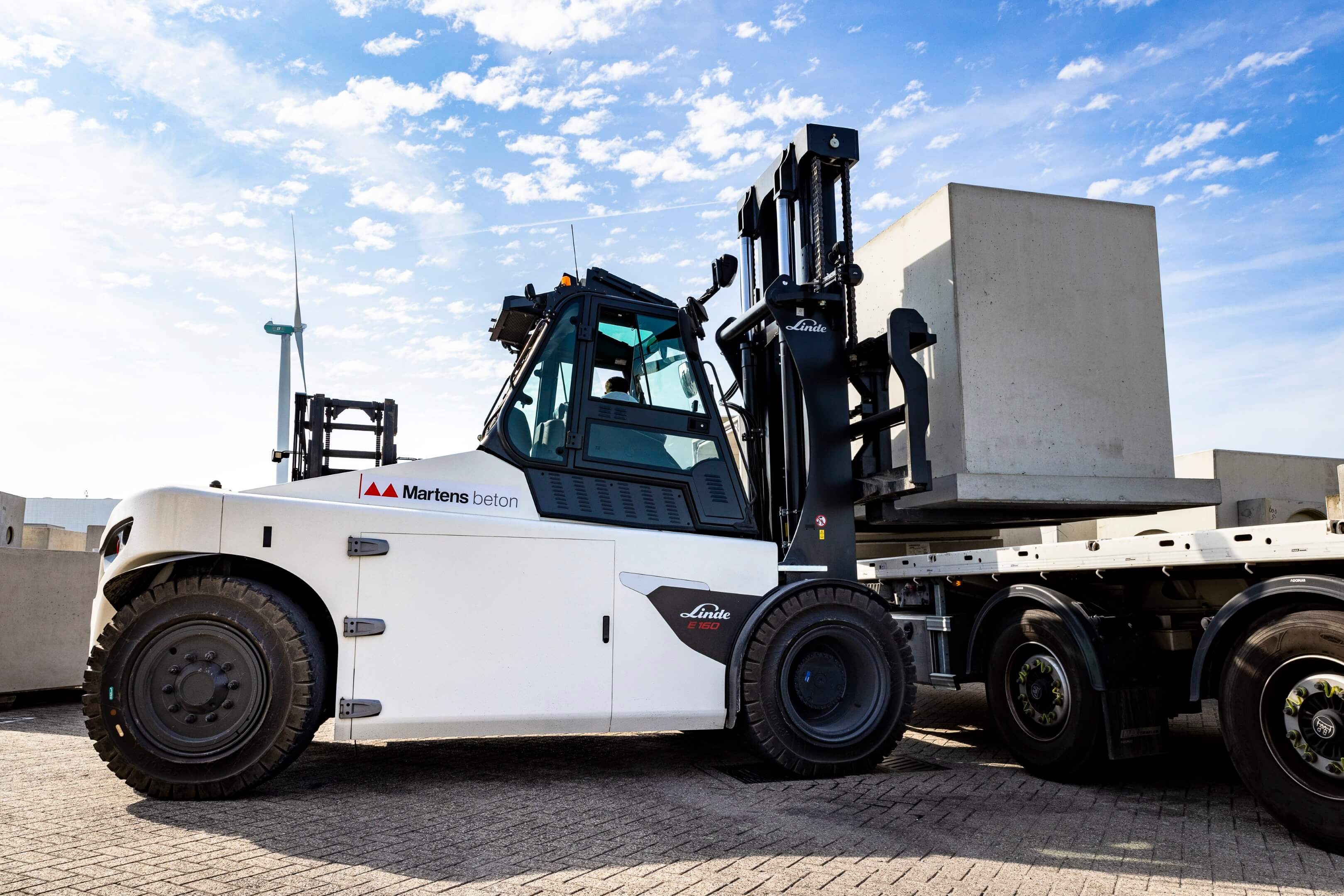 Linde E160 elektrische heftruck laadt vrachtwagen