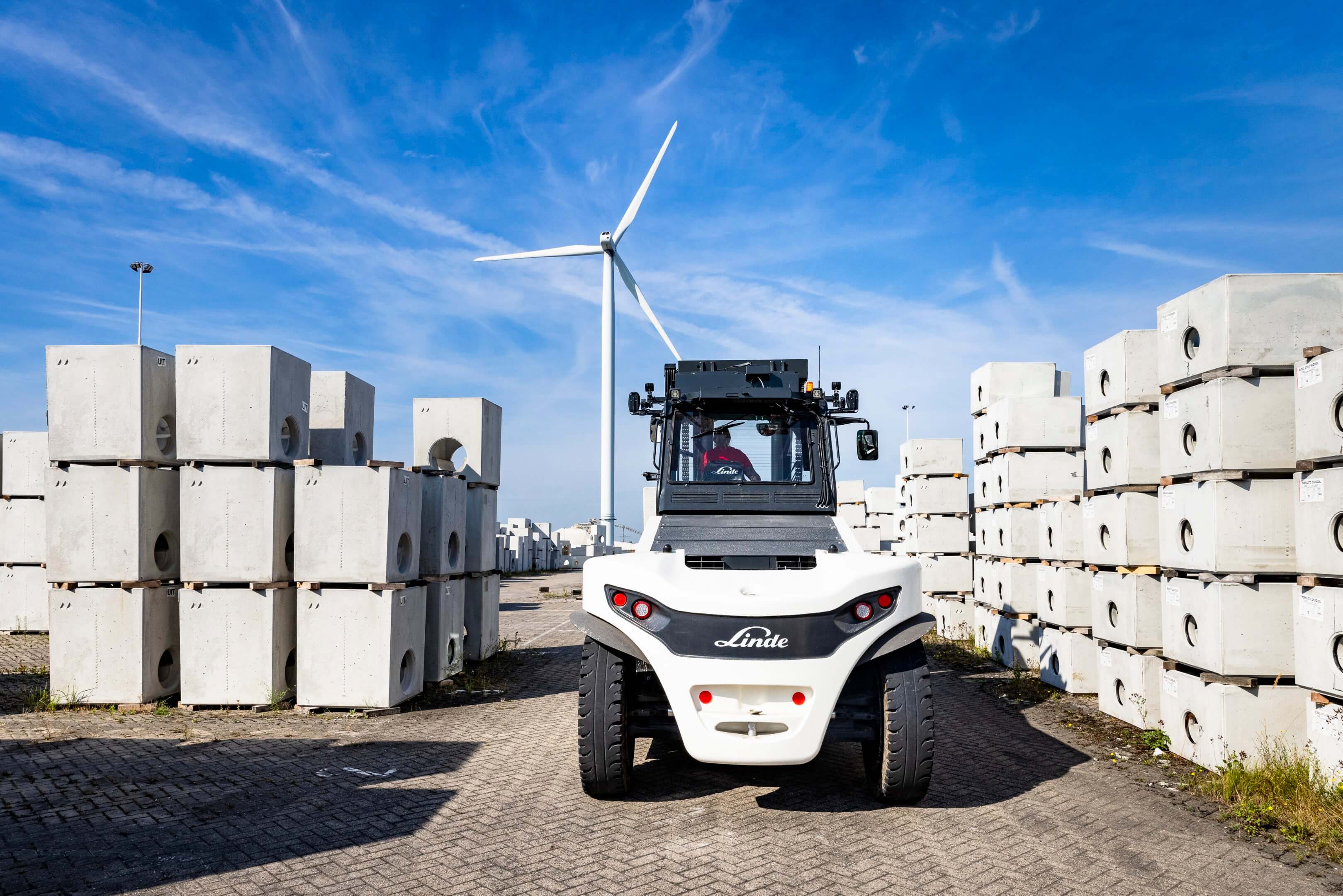 Linde E160 elektrische heftruck op opslagterrein Martens beton