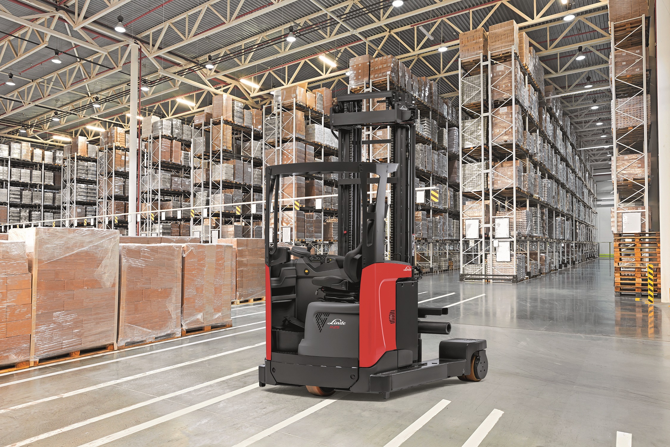 Linde R25 F reachtruck in warehouse