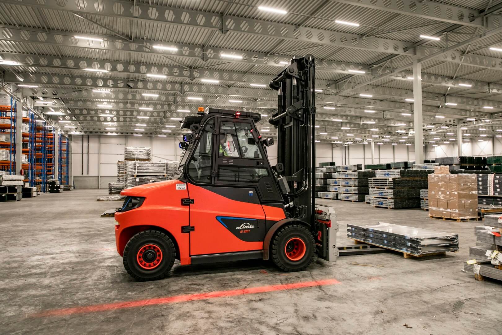 Zijaanzicht rechts Linde heftruck met Red Warning Stripes