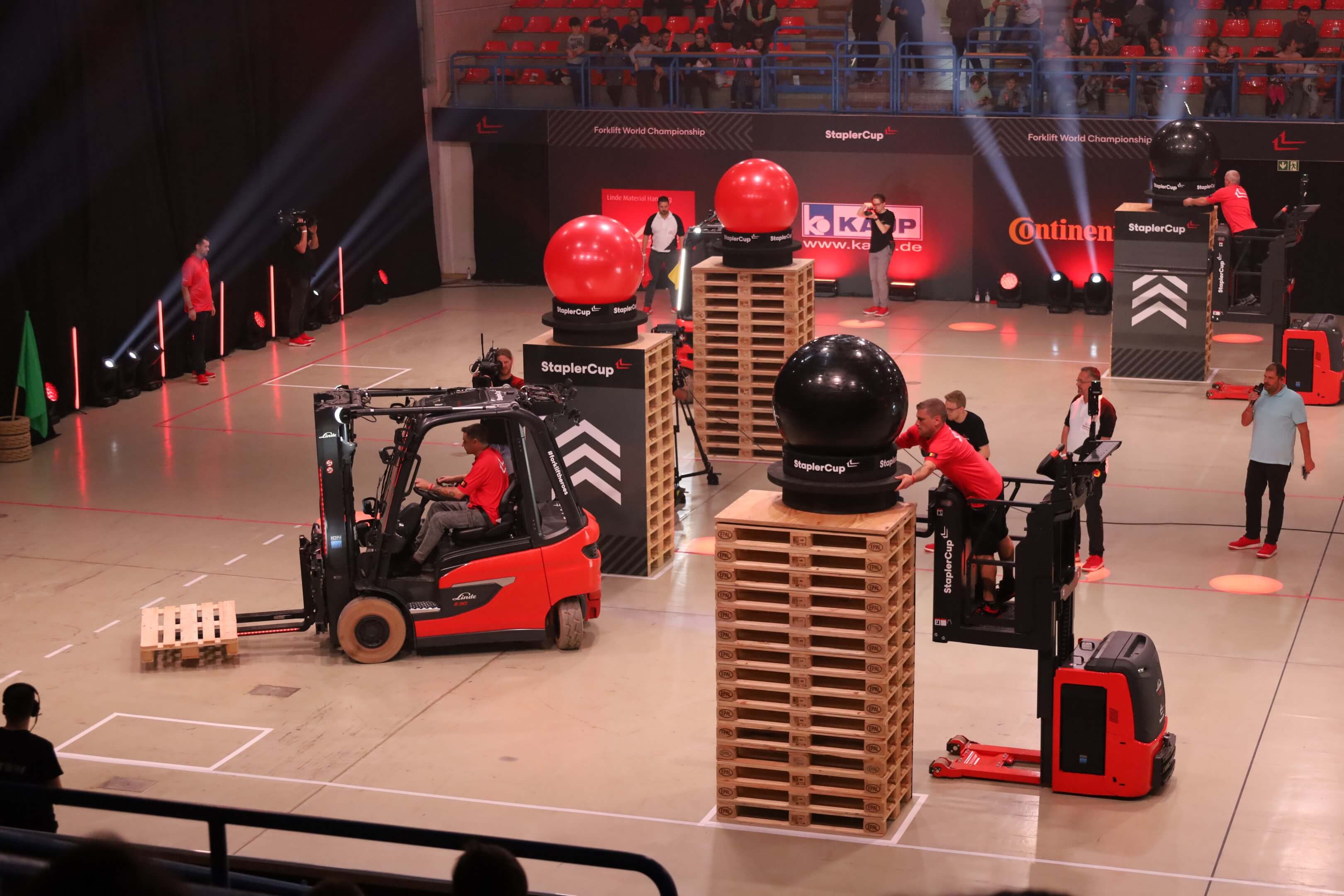 Belgisch StaplerCup team bouwt toren met zitballen op.JPG