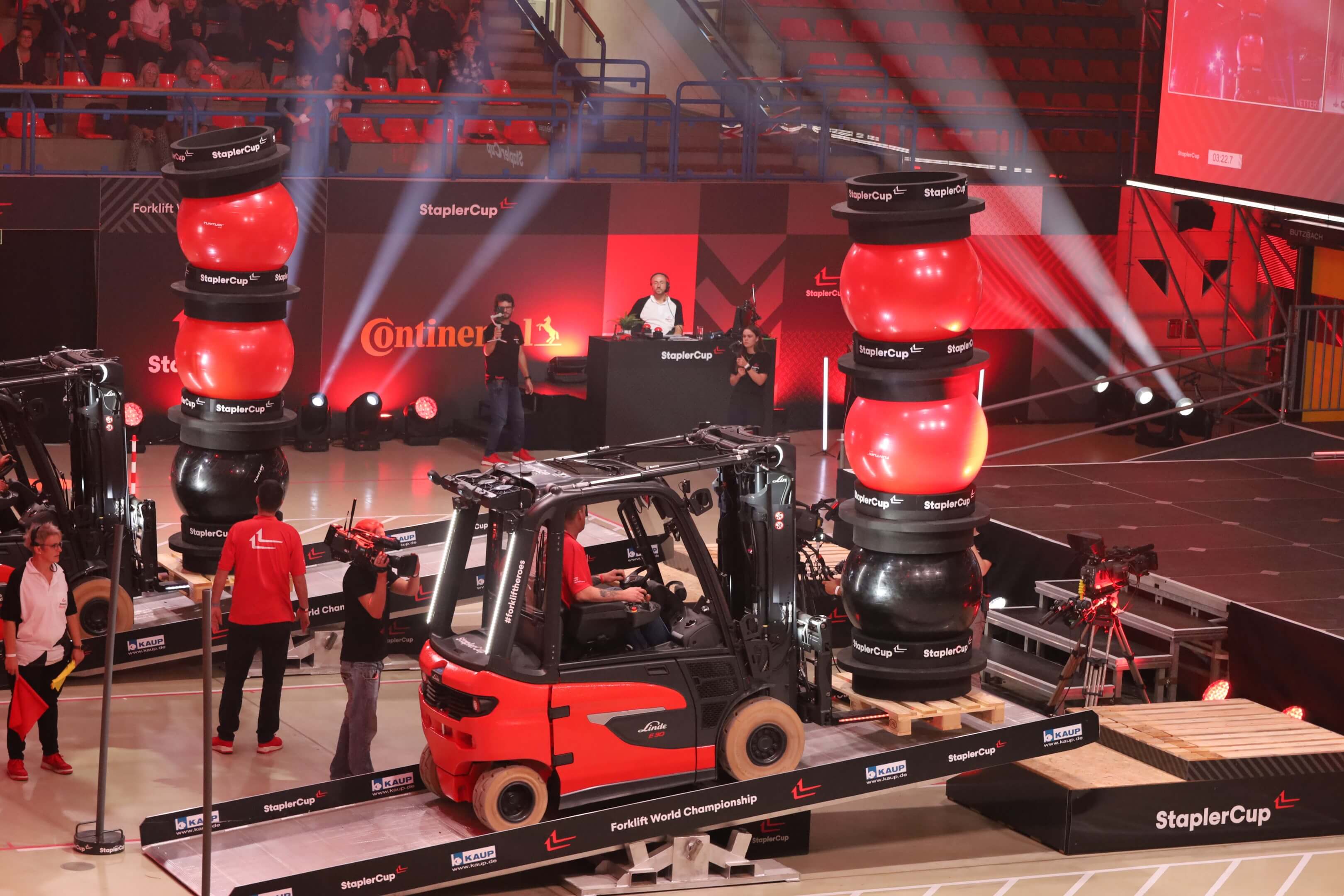 Belgische Linde heftruck rijdt als eerste oprijplaat op