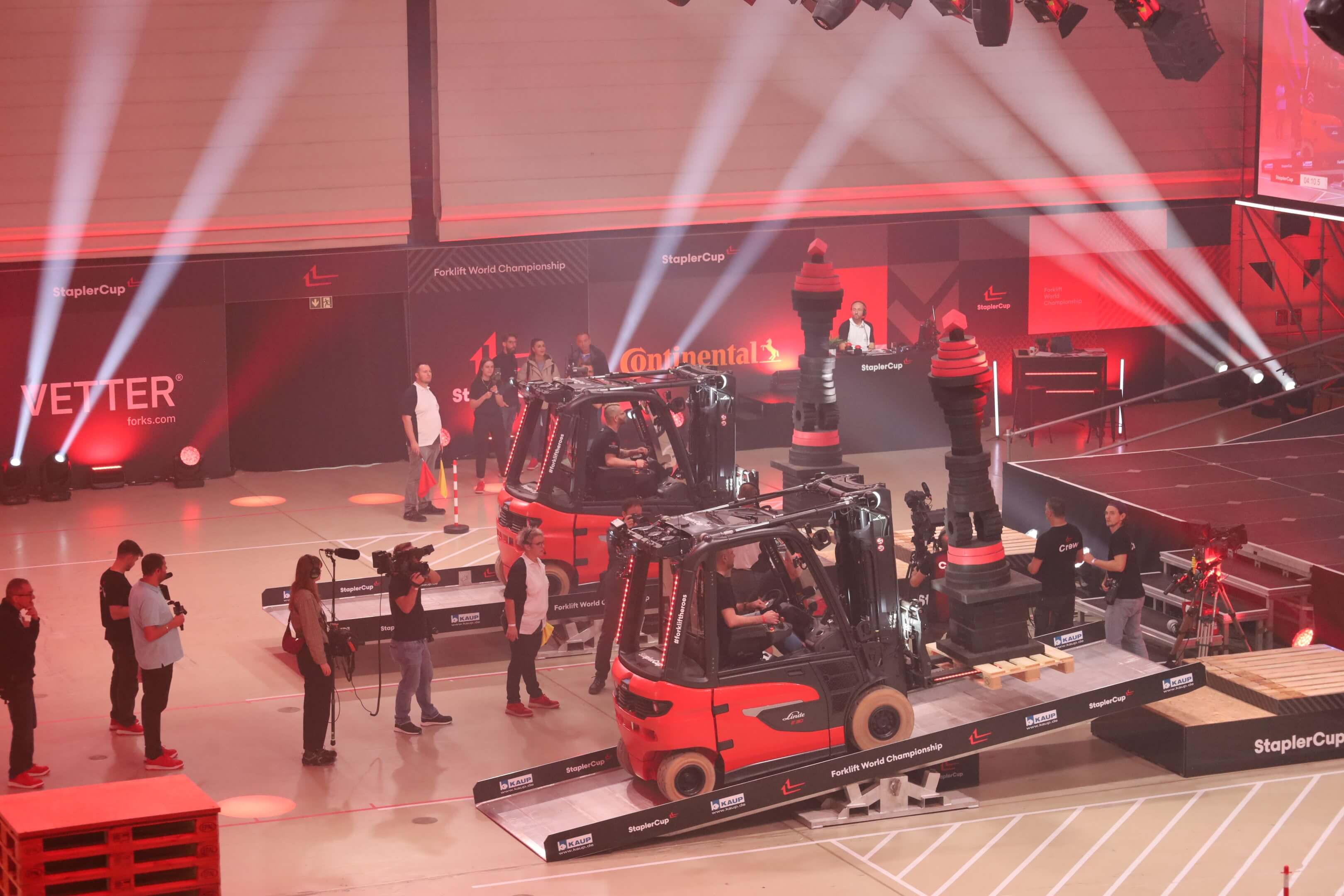 Linde heftrucks met toren rijden oprijplaat op