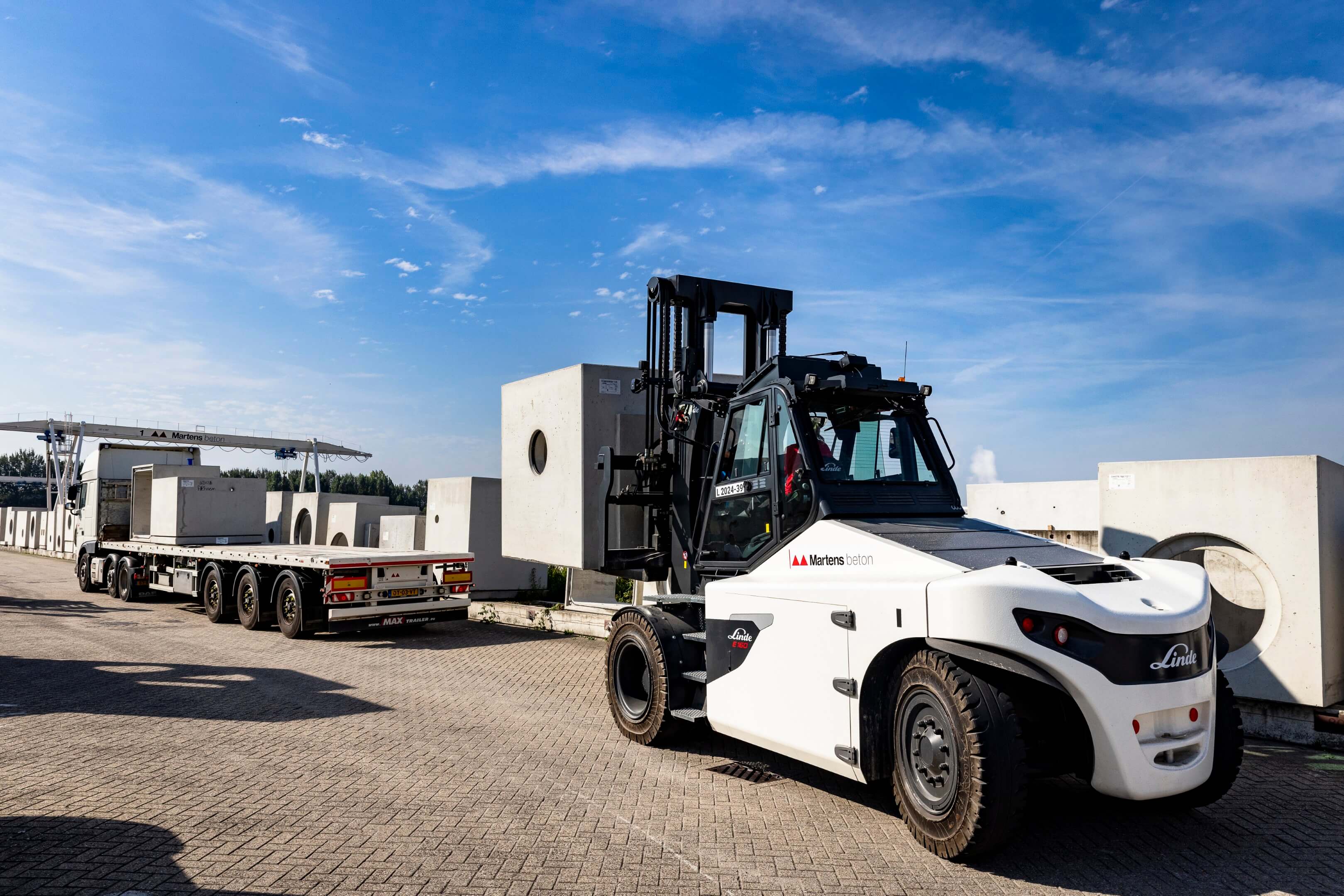 Linde E160 elektrische heftruck op opslagterrein Martens beton 2