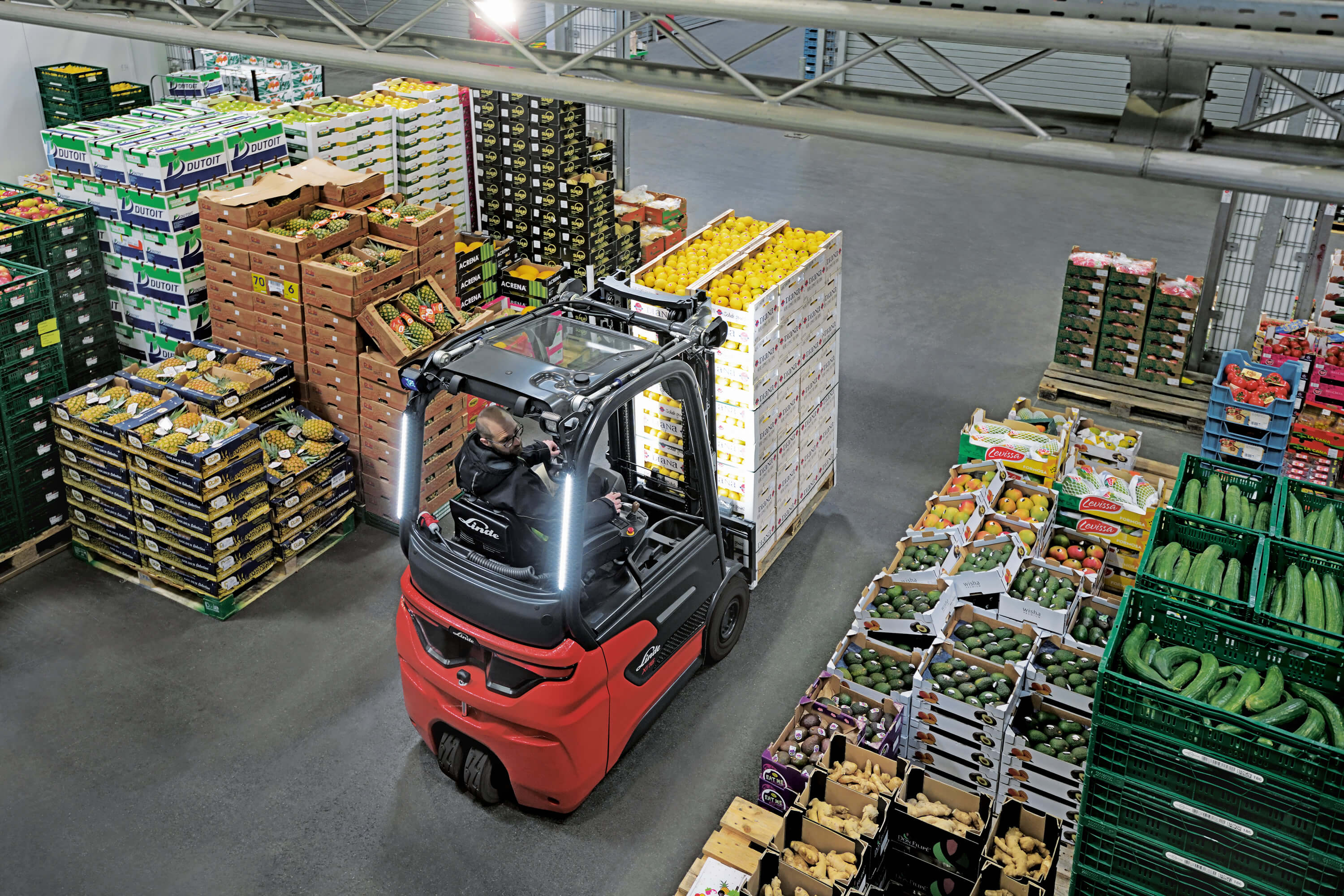 Linde Xi heftruck transporteert fruit en groenten doorheen een magazijn