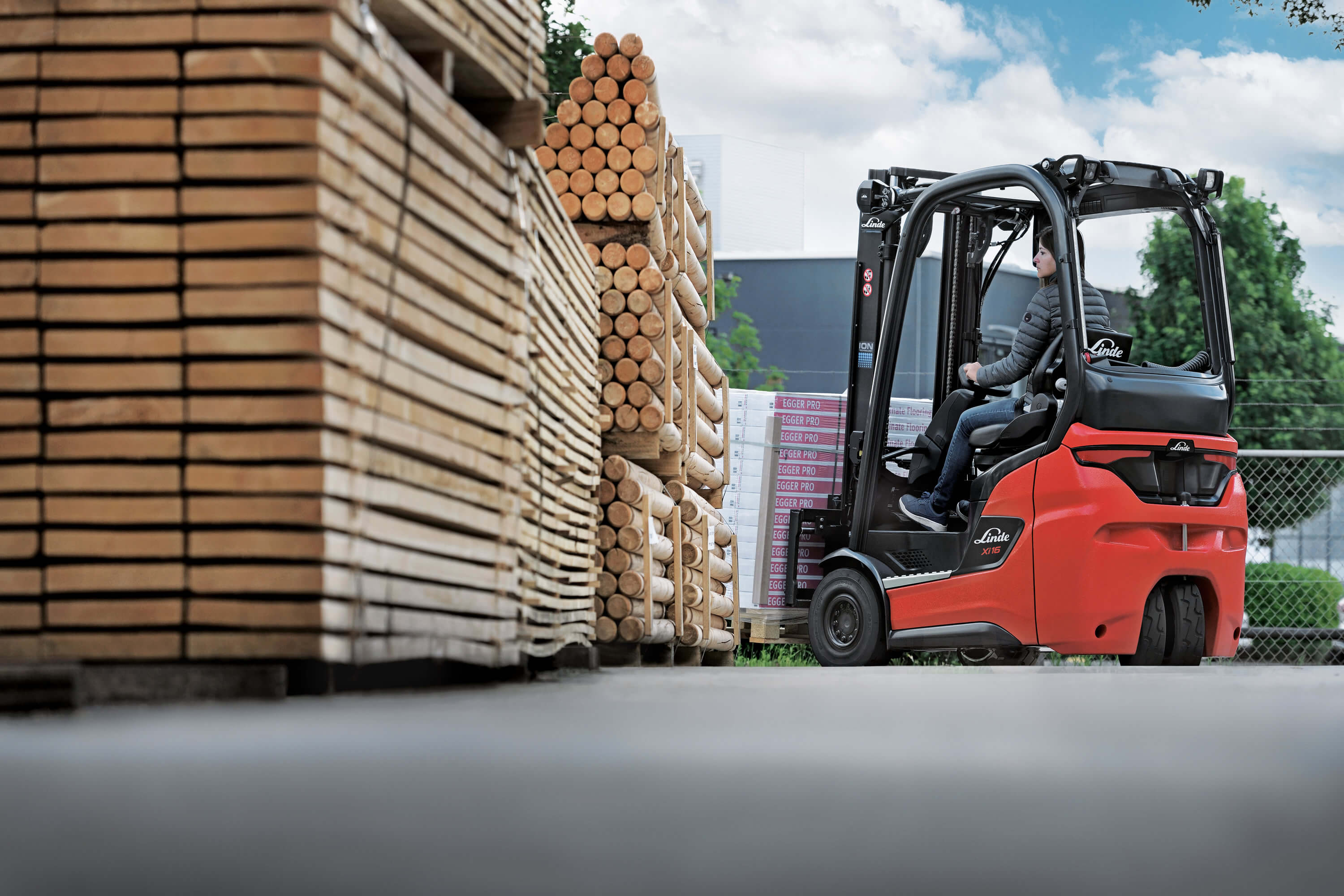 Linde Xi16 heftruck verplaatst houtproducten moeiteloos