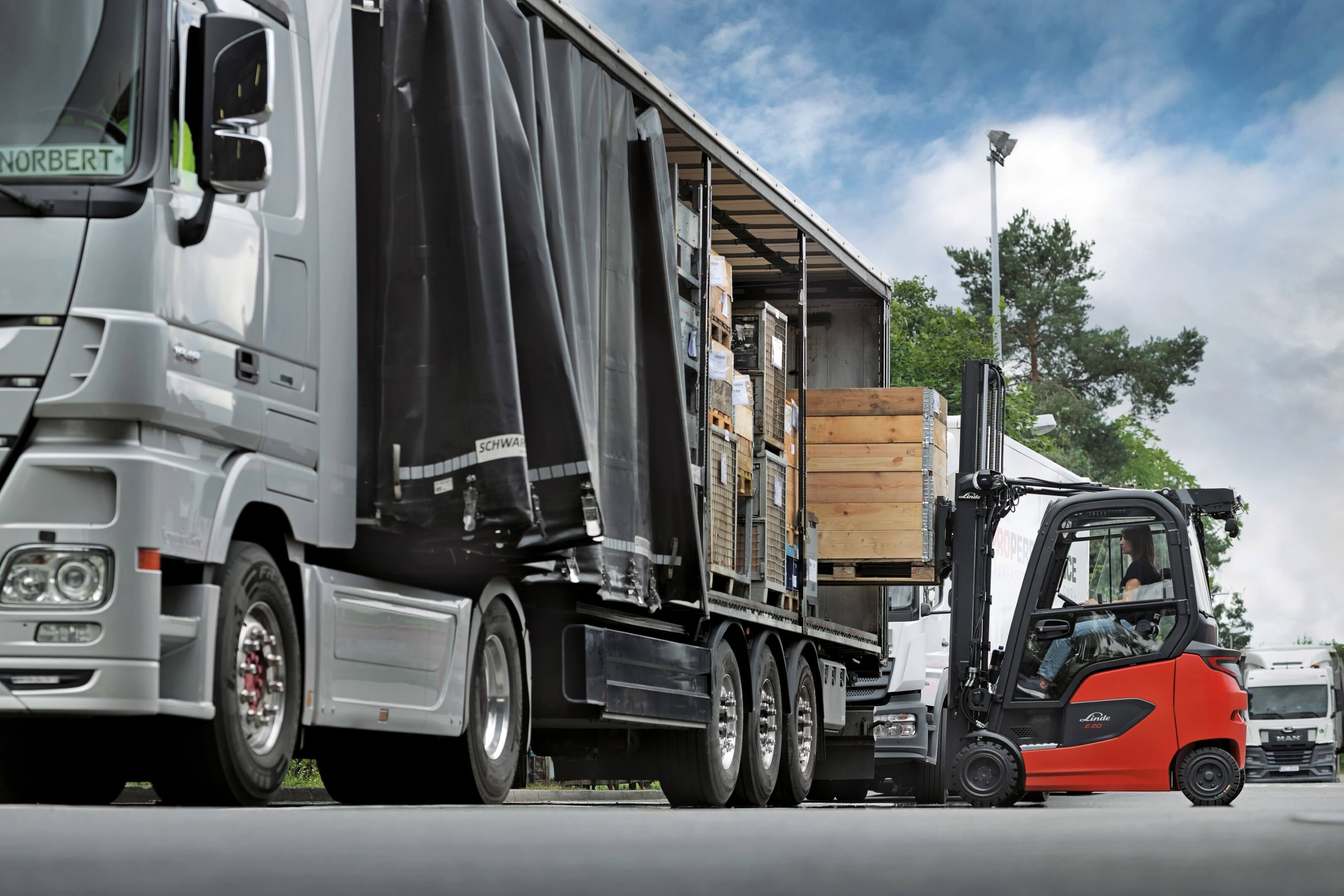 Linde elektrische heftruck E20 P lost goederen uit een vrachtwagen