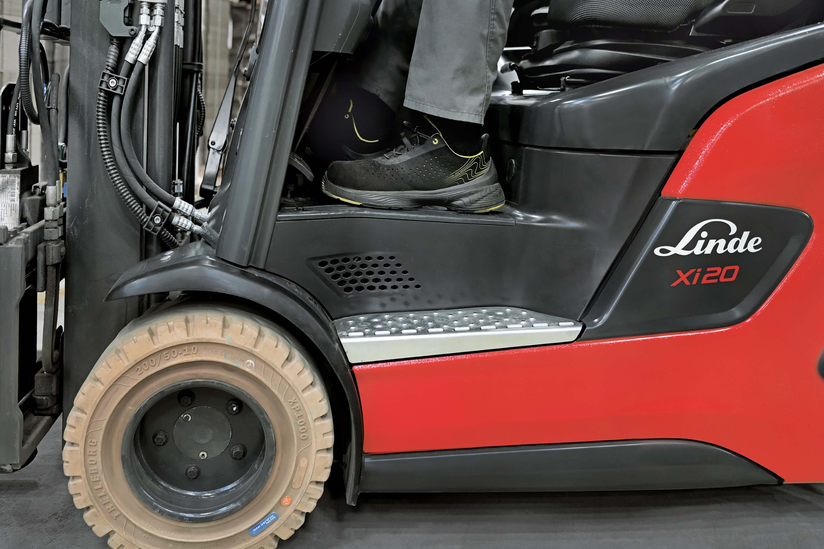 Linde elektrische heftruck Xi20 P met grote, laaggeplaatste opstap