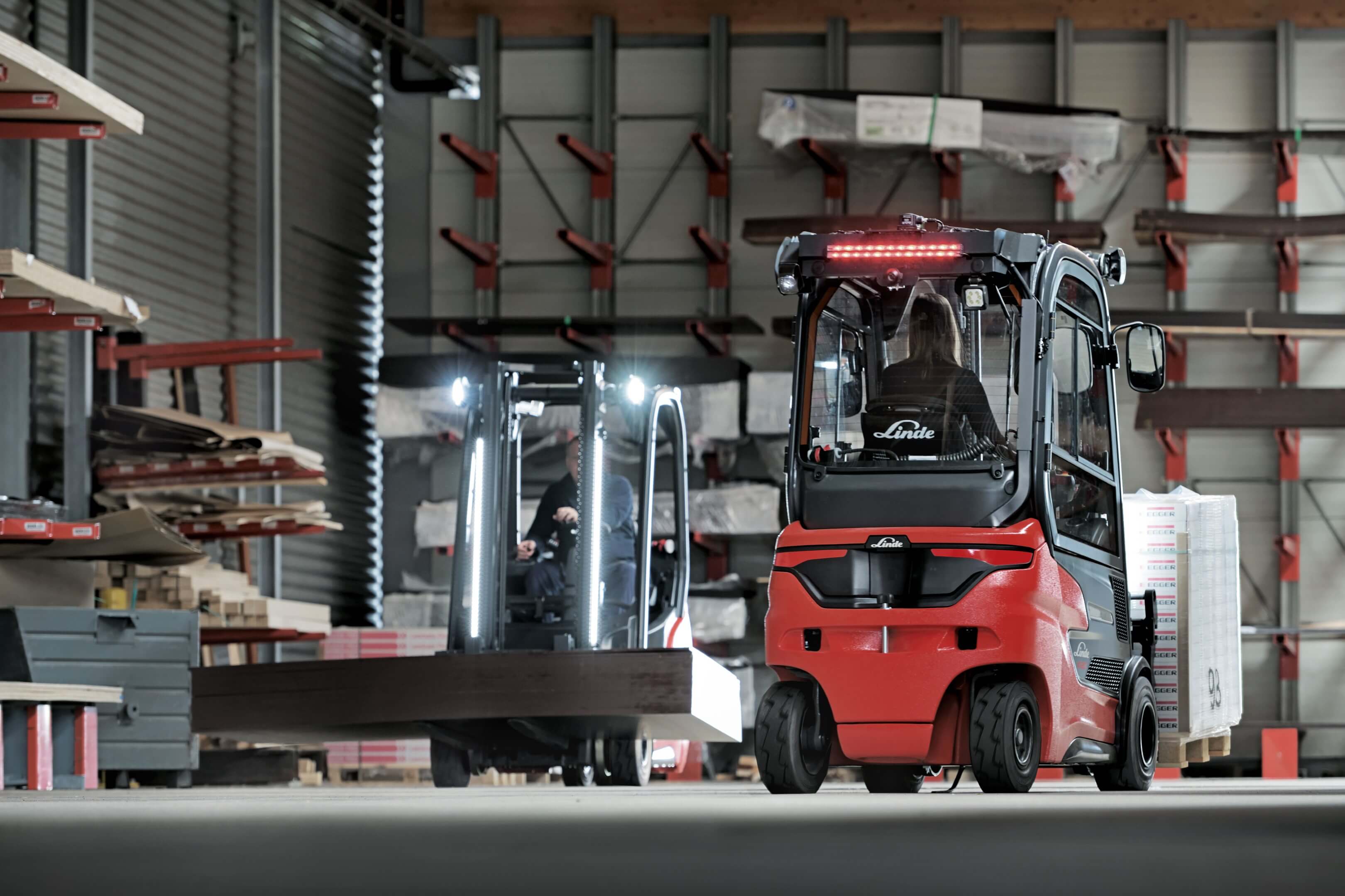 Linde elektrische heftruck met geïntegreerde batterij uitgerust met LED stripes