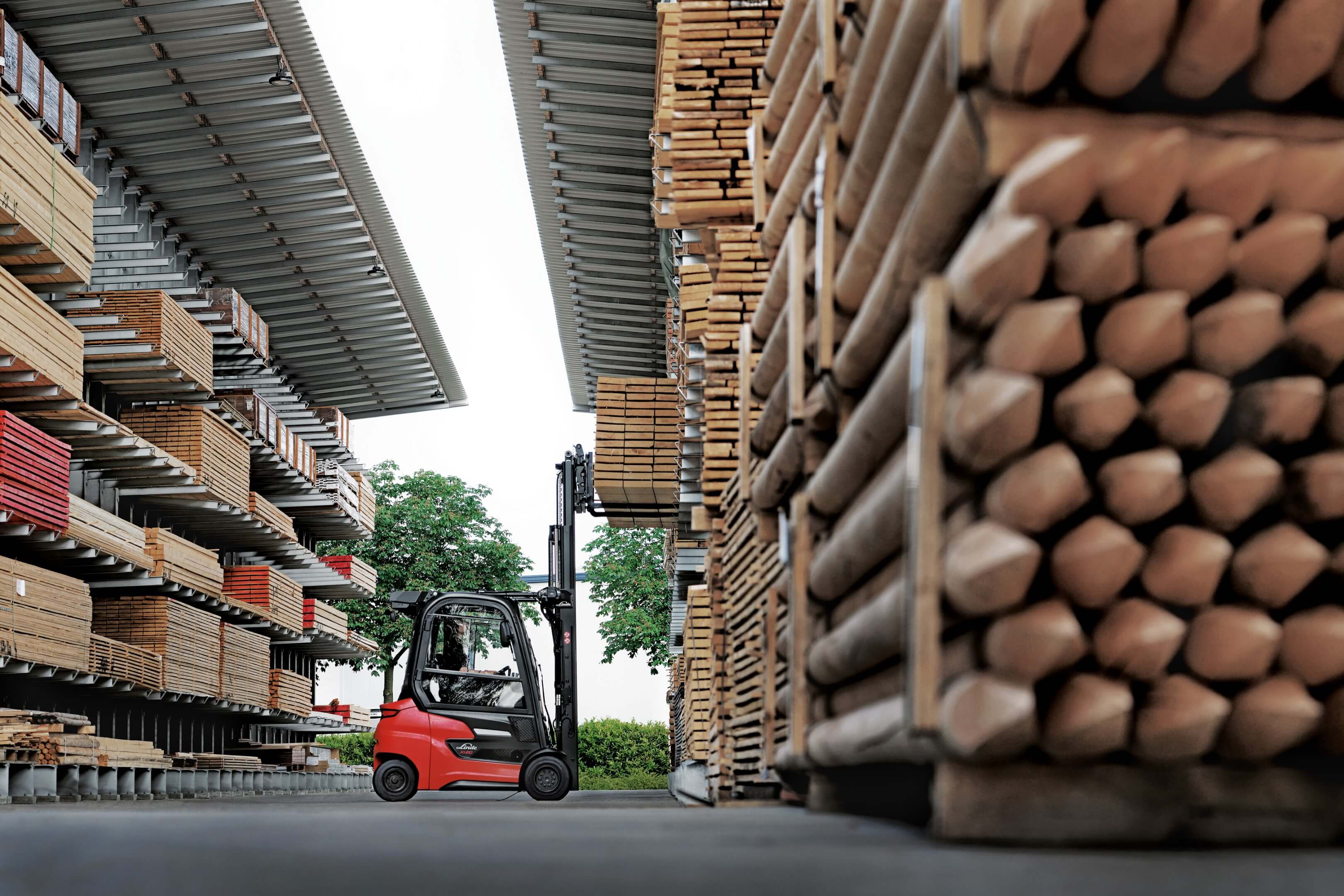 Linde elektrische heftruck met geïntegreerde batterij vervoert houten staken