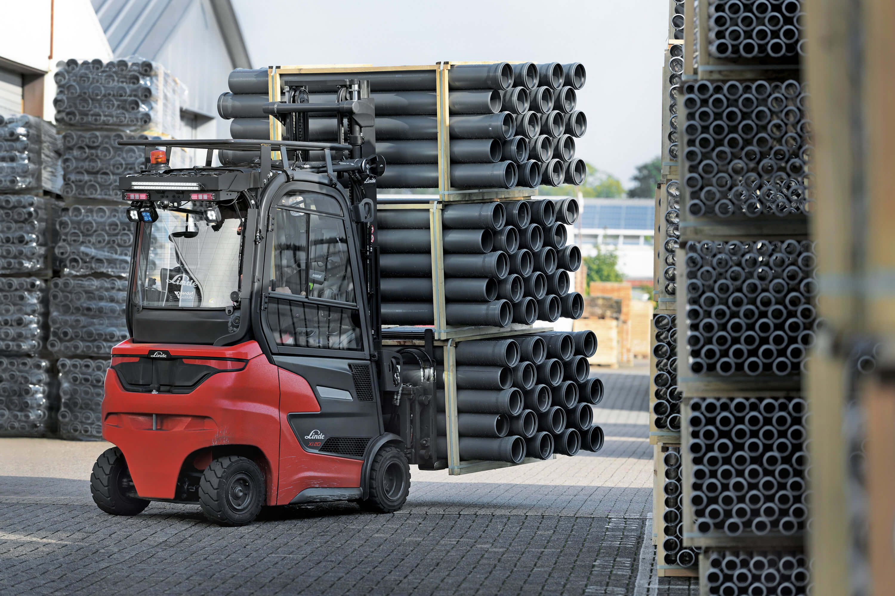 Linde elektrische heftruck transporteert buizen