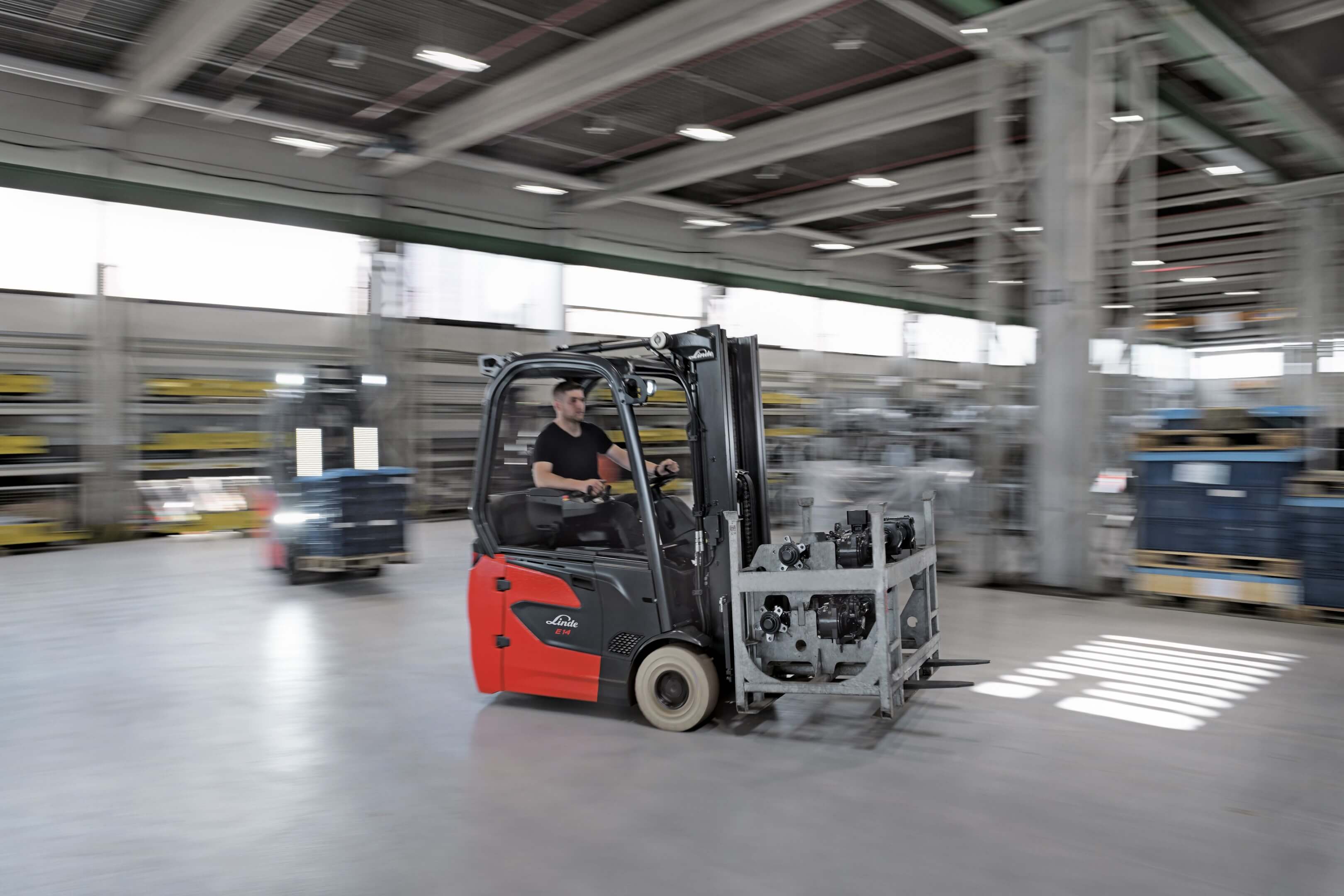 Twee elektrische Linde heftrucks rijden doorheen een magazijn