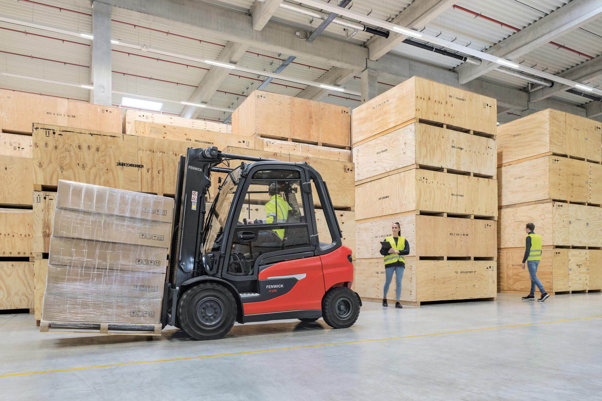 Dankzij de Linde Reverse Assist Radar kunnen voetgangers veilig achter de heftruck passeren