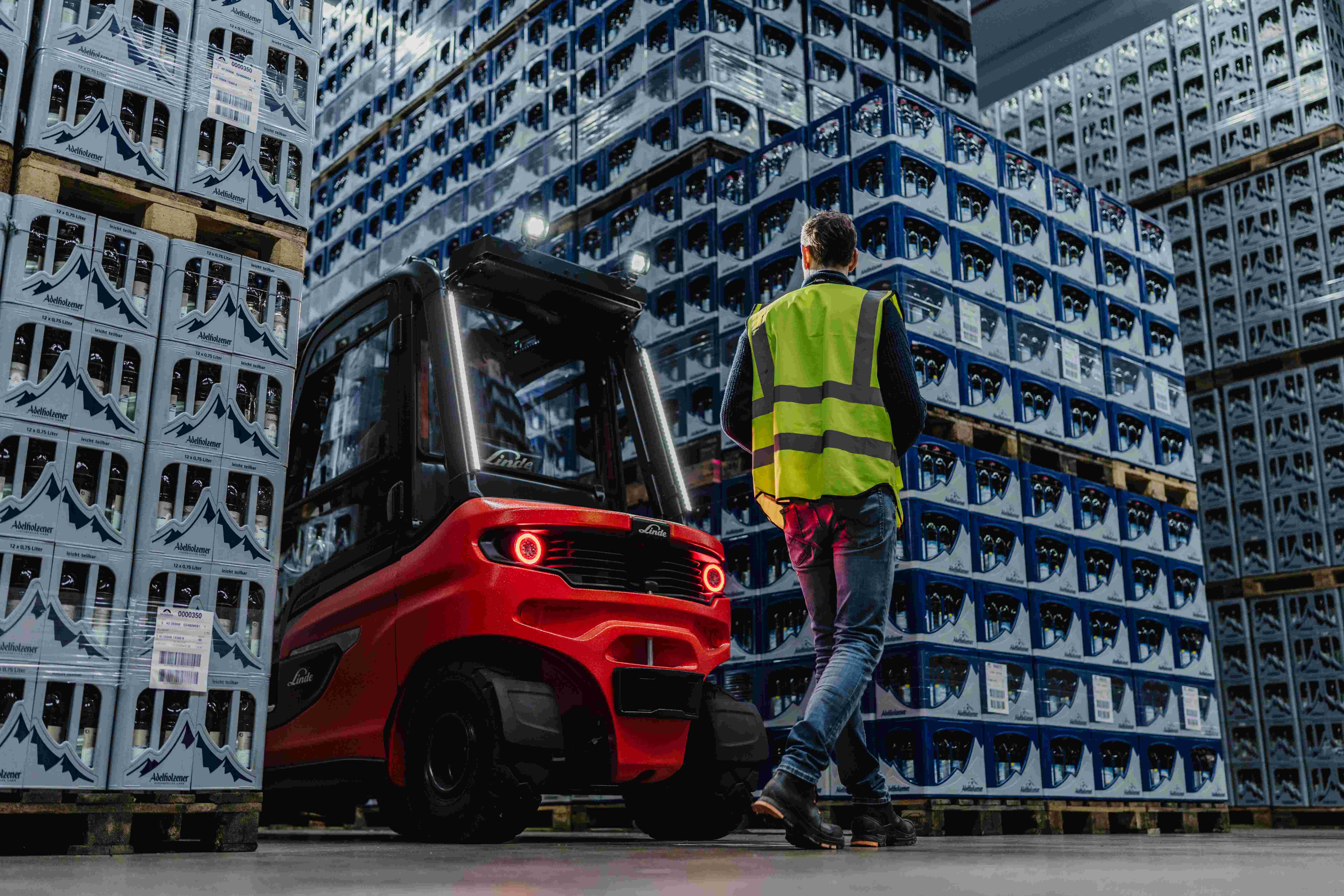 De Linde Reverse Assist Radar remt de heftruck automatisch af bij een dreigende aanrijding