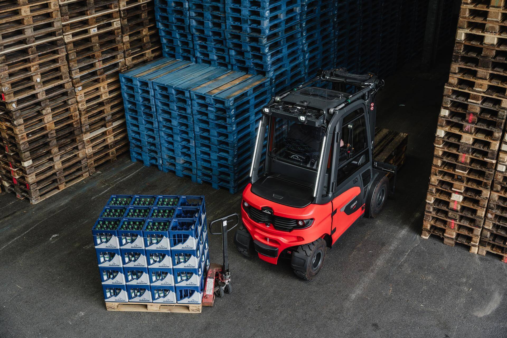 De heftruck kan vanuit stilstand vertrekken nadat de bestuurder de veiigheid bevestigt